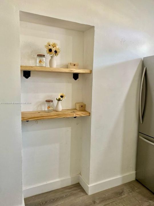 Active With Contract: $2,700 (2 beds, 1 baths, 816 Square Feet)