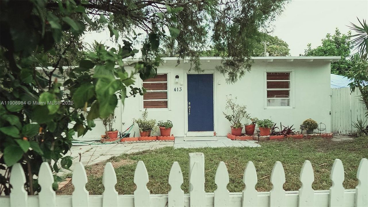 Active With Contract: $2,700 (2 beds, 1 baths, 816 Square Feet)