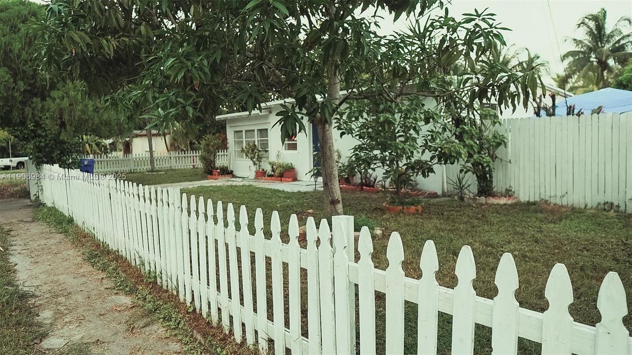 Active With Contract: $2,700 (2 beds, 1 baths, 816 Square Feet)