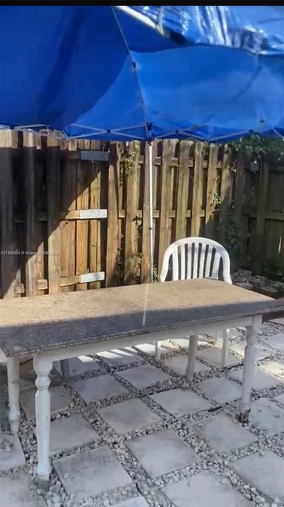 Active With Contract: $2,700 (2 beds, 1 baths, 816 Square Feet)