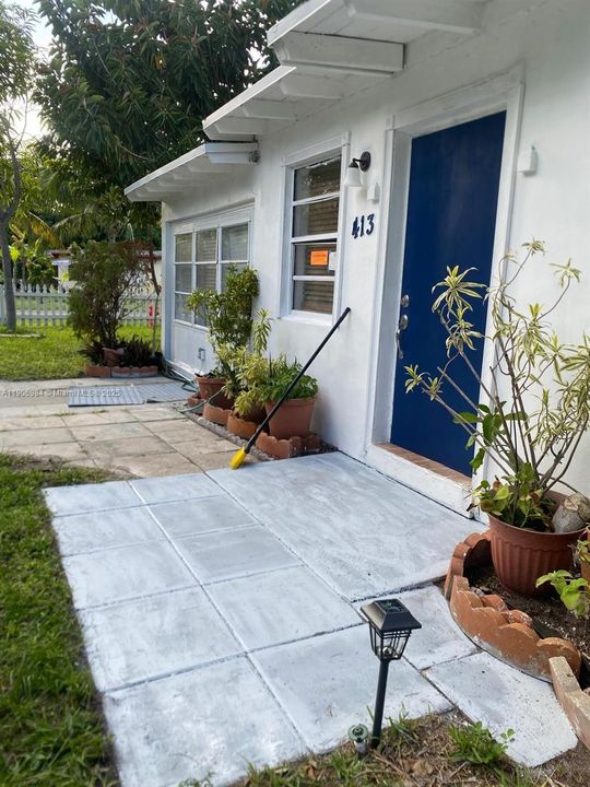 Active With Contract: $2,700 (2 beds, 1 baths, 816 Square Feet)