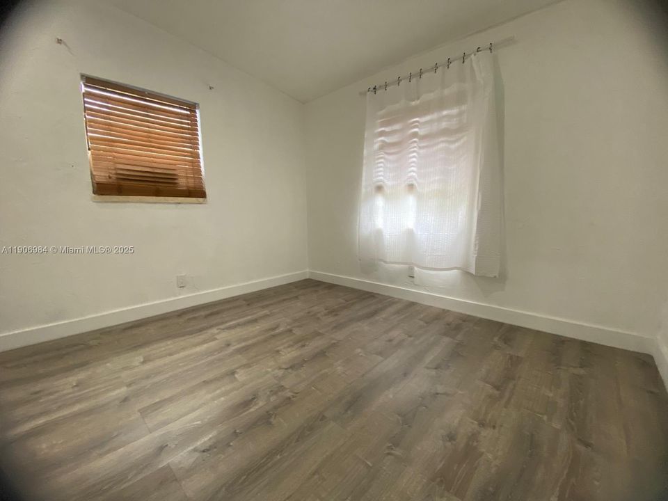 Active With Contract: $2,700 (2 beds, 1 baths, 816 Square Feet)