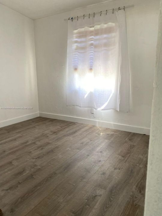 Active With Contract: $2,700 (2 beds, 1 baths, 816 Square Feet)