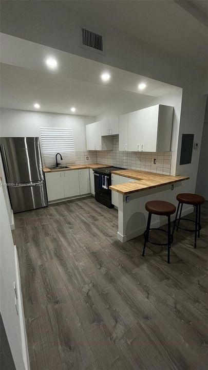 Active With Contract: $2,700 (2 beds, 1 baths, 816 Square Feet)