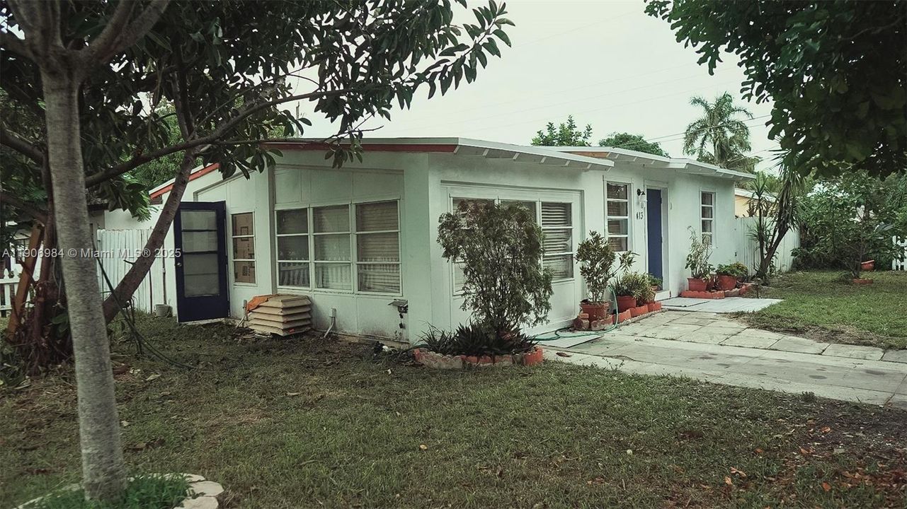 Active With Contract: $2,700 (2 beds, 1 baths, 816 Square Feet)