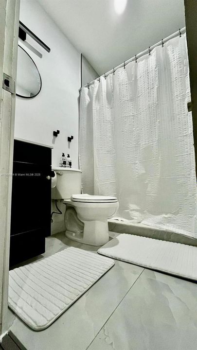 Active With Contract: $2,700 (2 beds, 1 baths, 816 Square Feet)