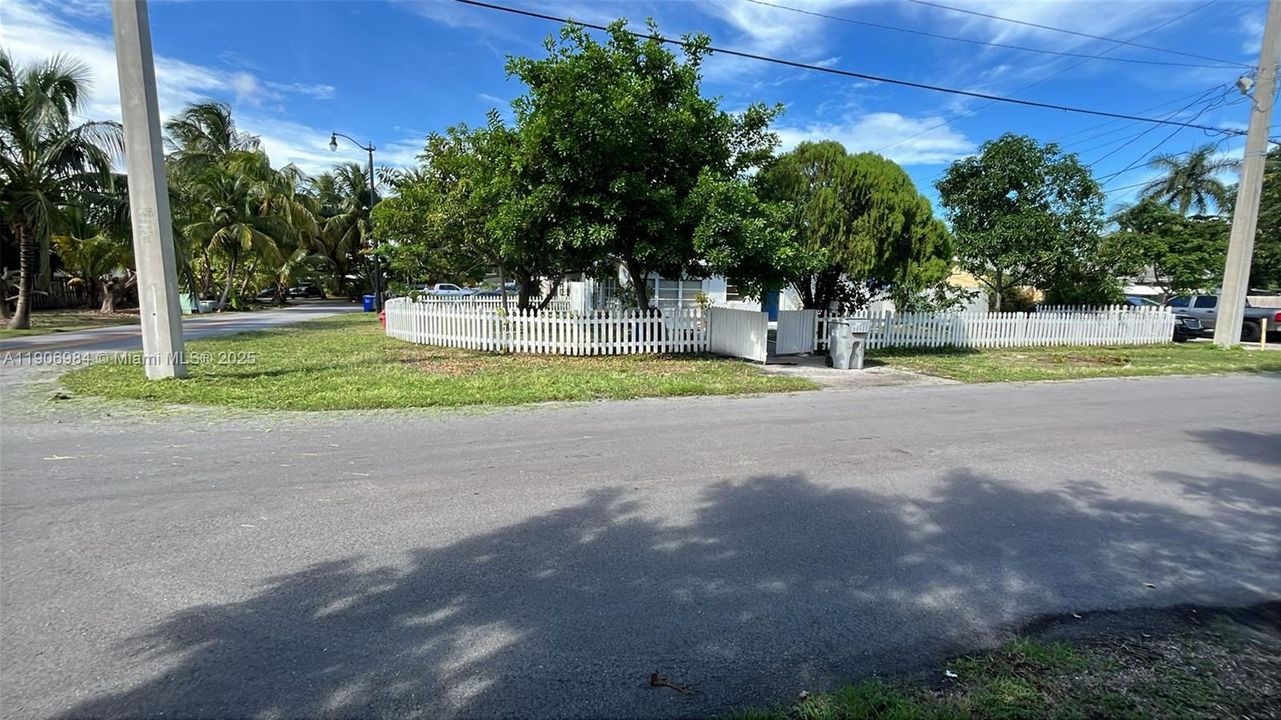 Active With Contract: $2,700 (2 beds, 1 baths, 816 Square Feet)