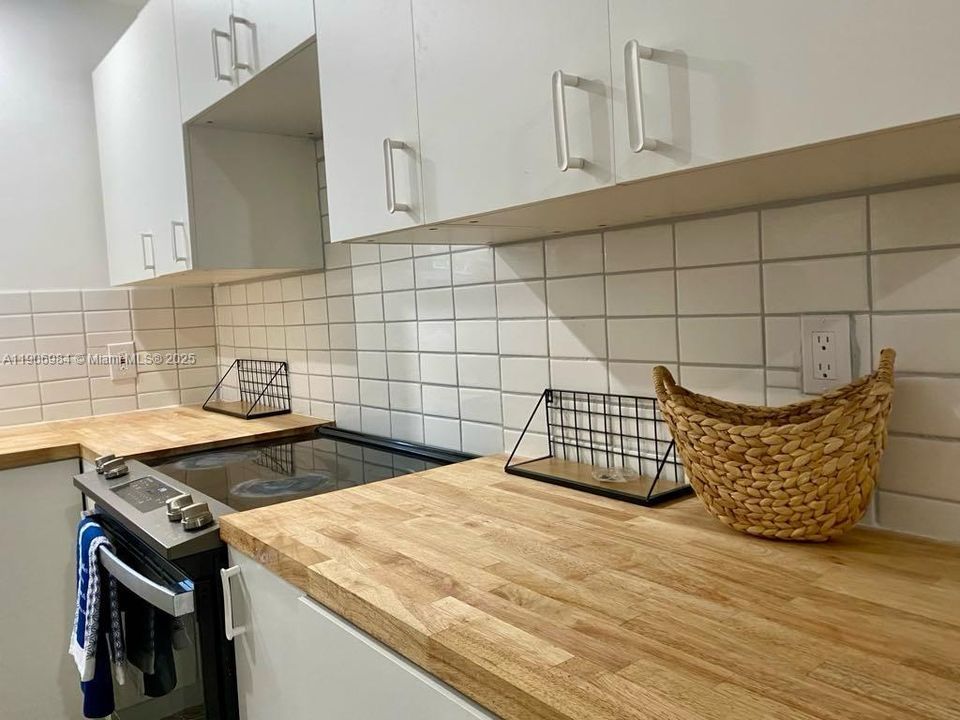 Active With Contract: $2,700 (2 beds, 1 baths, 816 Square Feet)