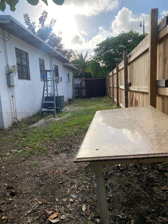 Active With Contract: $2,700 (2 beds, 1 baths, 816 Square Feet)