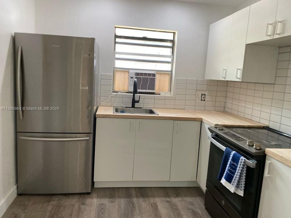 Active With Contract: $2,700 (2 beds, 1 baths, 816 Square Feet)