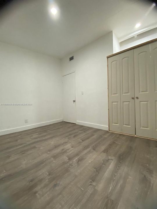 Active With Contract: $2,700 (2 beds, 1 baths, 816 Square Feet)
