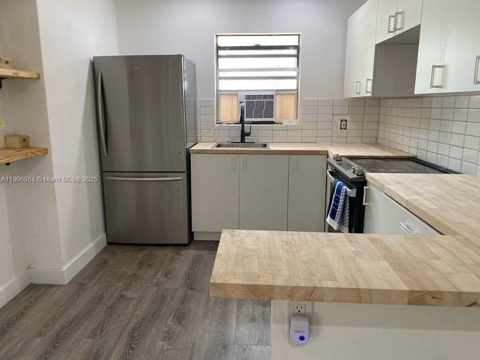 Active With Contract: $2,700 (2 beds, 1 baths, 816 Square Feet)