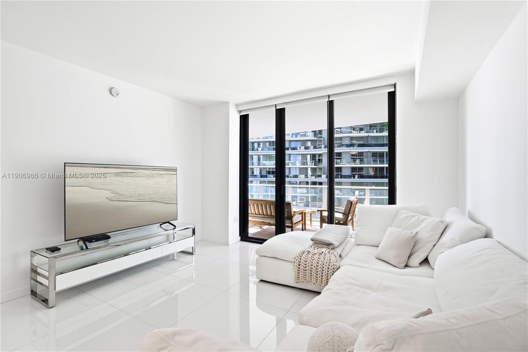 For Sale: $835,000 (1 beds, 2 baths, 1100 Square Feet)