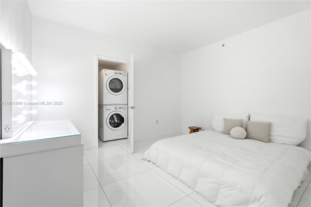 Den Bedroom with en-suite bathroom