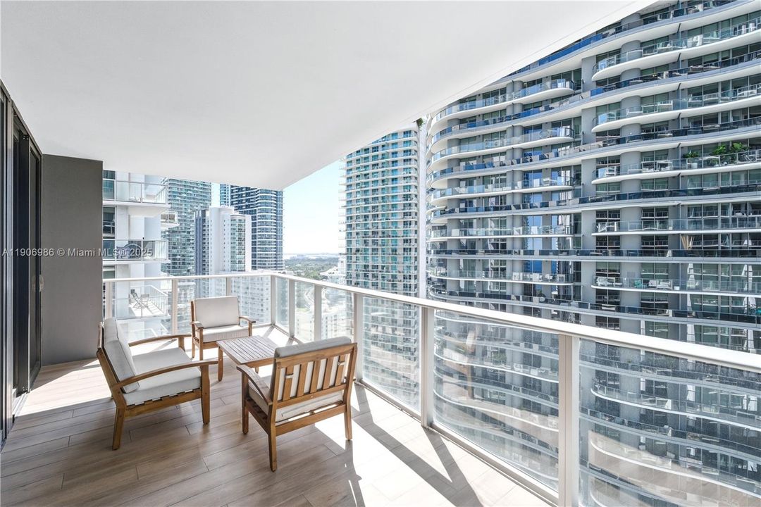 For Sale: $835,000 (1 beds, 2 baths, 1100 Square Feet)