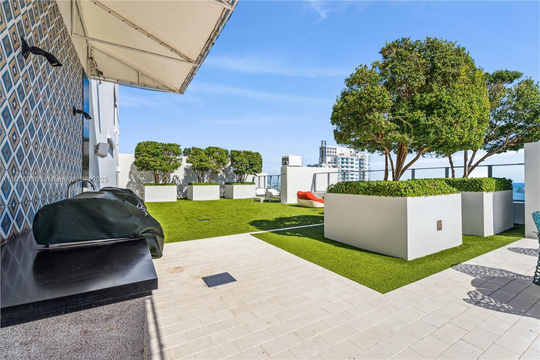 For Sale: $835,000 (1 beds, 2 baths, 1100 Square Feet)