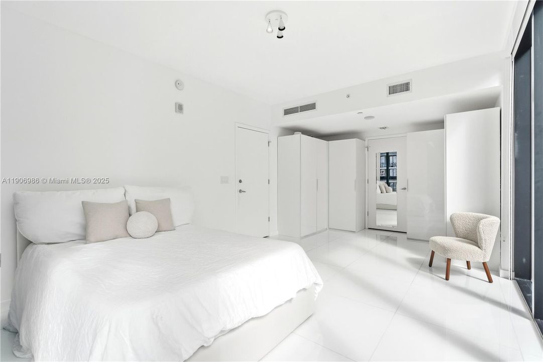 For Sale: $835,000 (1 beds, 2 baths, 1100 Square Feet)