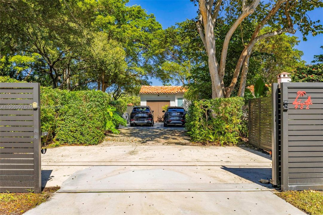 Parking driveway through the alley