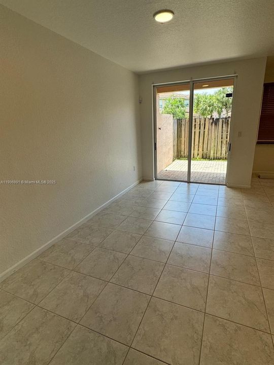 合同活跃: $3,299 (3 贝兹, 2 浴室, 1980 平方英尺)