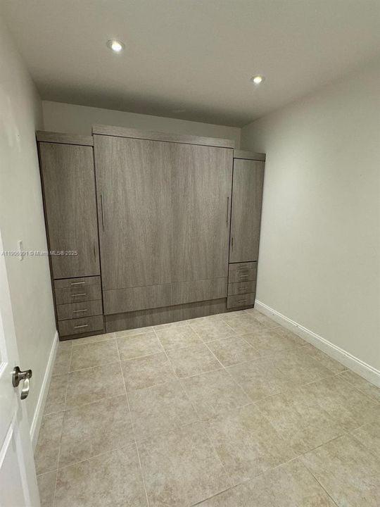 合同活跃: $3,299 (3 贝兹, 2 浴室, 1980 平方英尺)