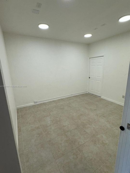 合同活跃: $3,299 (3 贝兹, 2 浴室, 1980 平方英尺)