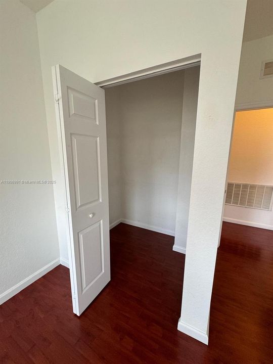 合同活跃: $3,299 (3 贝兹, 2 浴室, 1980 平方英尺)