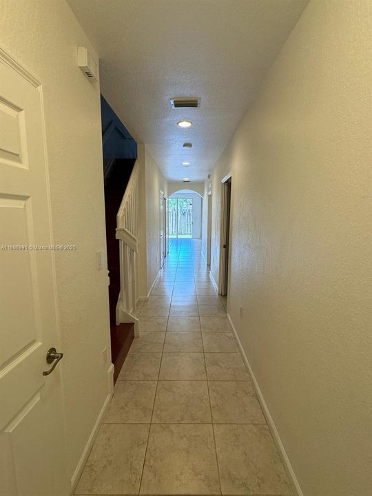 合同活跃: $3,299 (3 贝兹, 2 浴室, 1980 平方英尺)