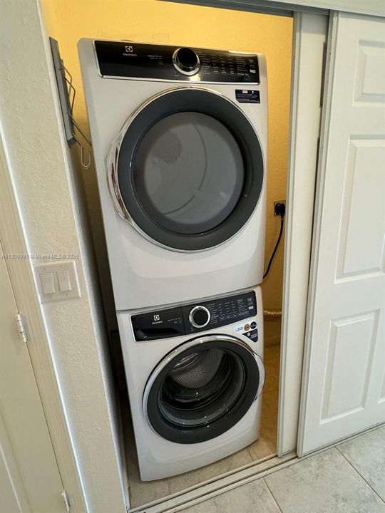 合同活跃: $3,299 (3 贝兹, 2 浴室, 1980 平方英尺)