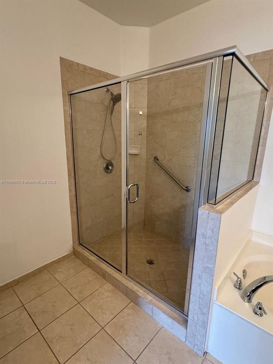 合同活跃: $3,299 (3 贝兹, 2 浴室, 1980 平方英尺)