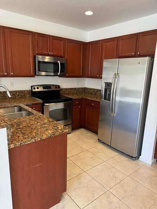 合同活跃: $3,299 (3 贝兹, 2 浴室, 1980 平方英尺)