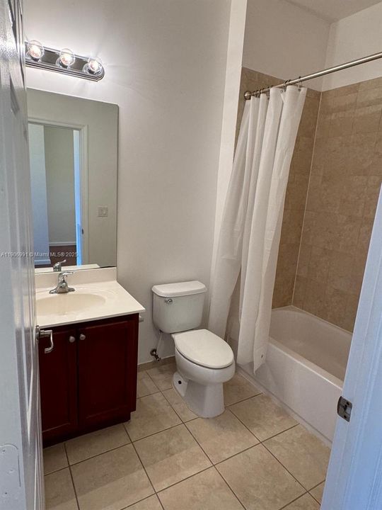 合同活跃: $3,299 (3 贝兹, 2 浴室, 1980 平方英尺)