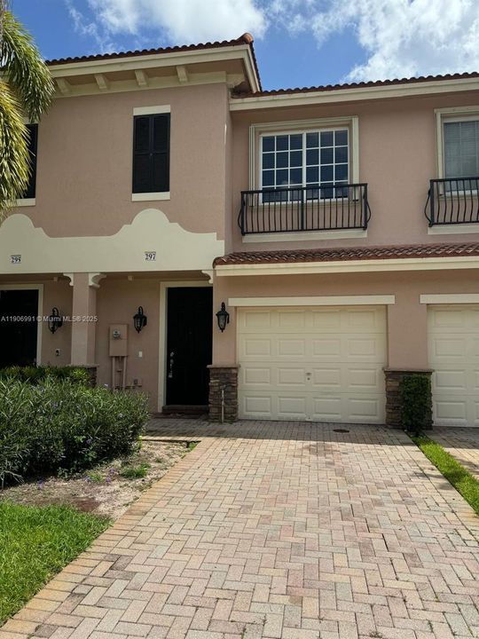 合同活跃: $3,299 (3 贝兹, 2 浴室, 1980 平方英尺)