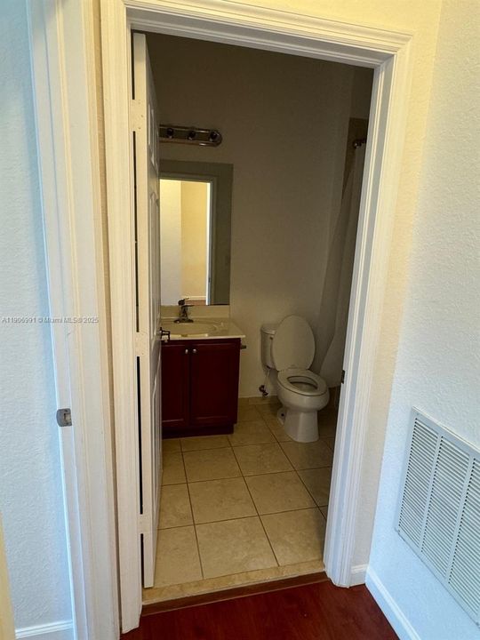 合同活跃: $3,299 (3 贝兹, 2 浴室, 1980 平方英尺)