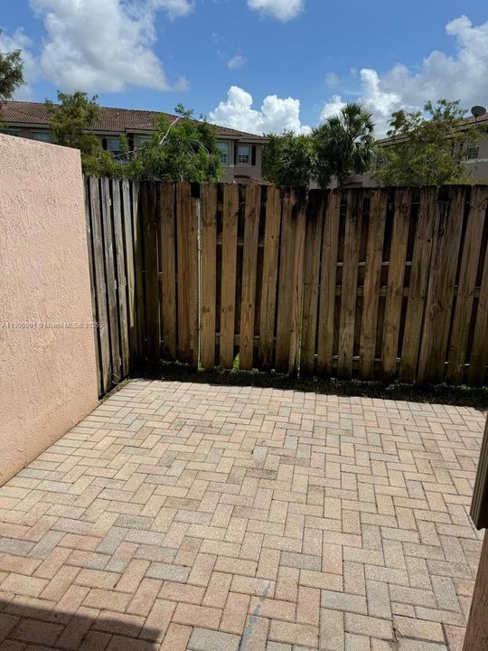 合同活跃: $3,299 (3 贝兹, 2 浴室, 1980 平方英尺)