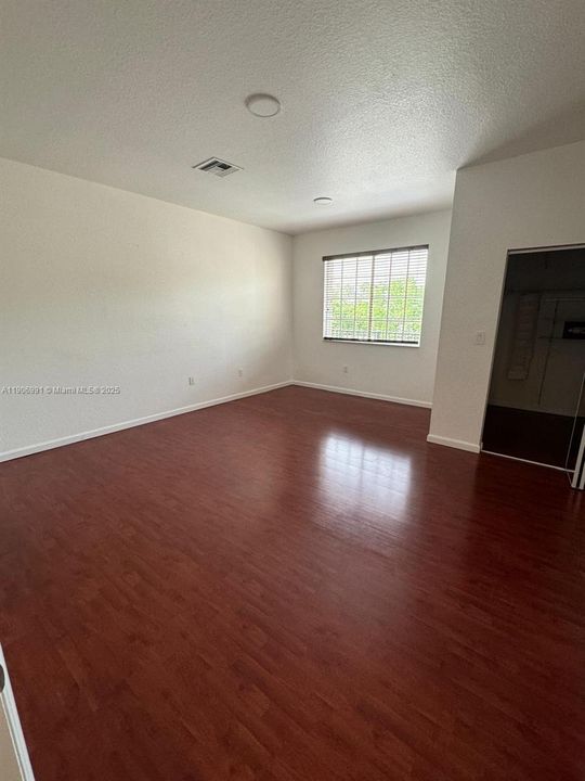 合同活跃: $3,299 (3 贝兹, 2 浴室, 1980 平方英尺)