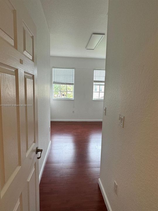 合同活跃: $3,299 (3 贝兹, 2 浴室, 1980 平方英尺)