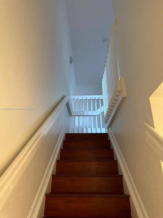 合同活跃: $3,299 (3 贝兹, 2 浴室, 1980 平方英尺)