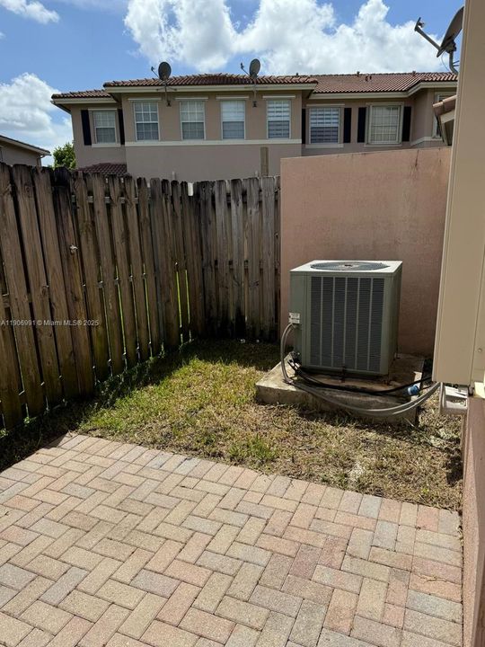 合同活跃: $3,299 (3 贝兹, 2 浴室, 1980 平方英尺)