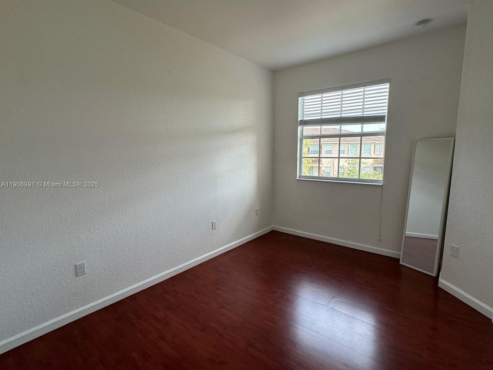 合同活跃: $3,299 (3 贝兹, 2 浴室, 1980 平方英尺)