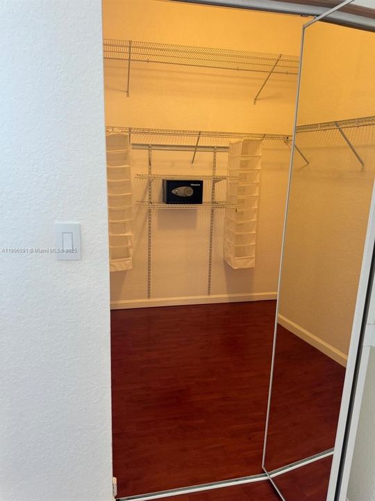 合同活跃: $3,299 (3 贝兹, 2 浴室, 1980 平方英尺)