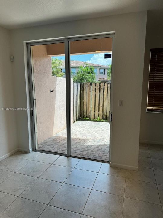 合同活跃: $3,299 (3 贝兹, 2 浴室, 1980 平方英尺)