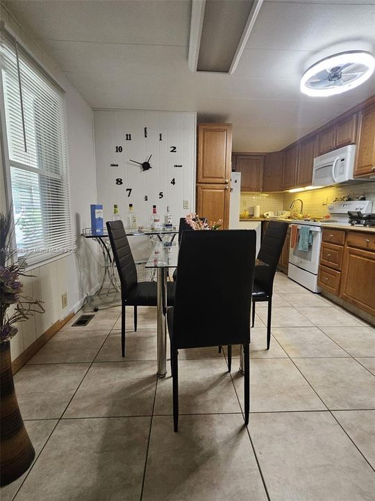 待售: $205,000 (3 贝兹, 3 浴室, 954 平方英尺)