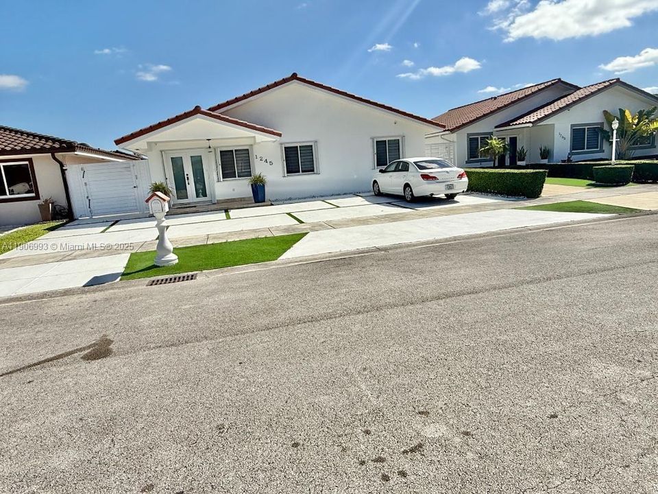 For Sale: $700,000 (3 beds, 2 baths, 1442 Square Feet)