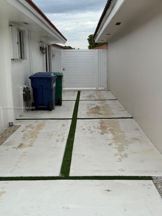 Zero lot line side corredor