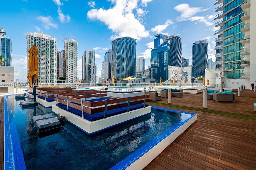 合同活跃: $715,000 (2 贝兹, 2 浴室, 1235 平方英尺)