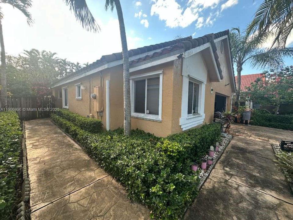 For Sale: $439,900 (2 beds, 2 baths, 1564 Square Feet)