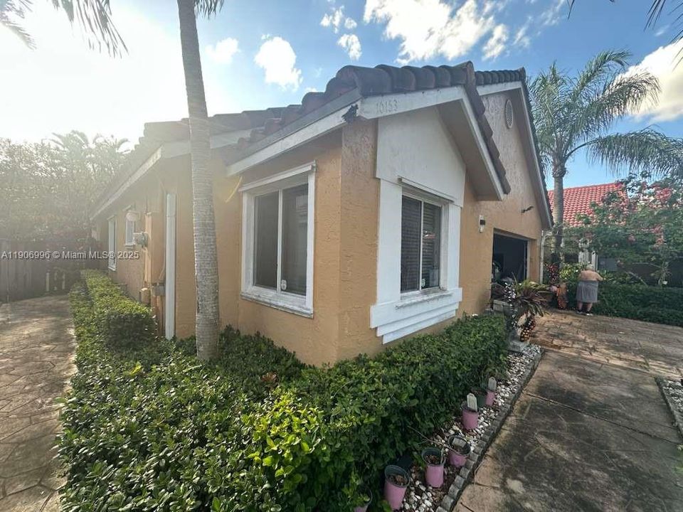 For Sale: $439,900 (2 beds, 2 baths, 1564 Square Feet)