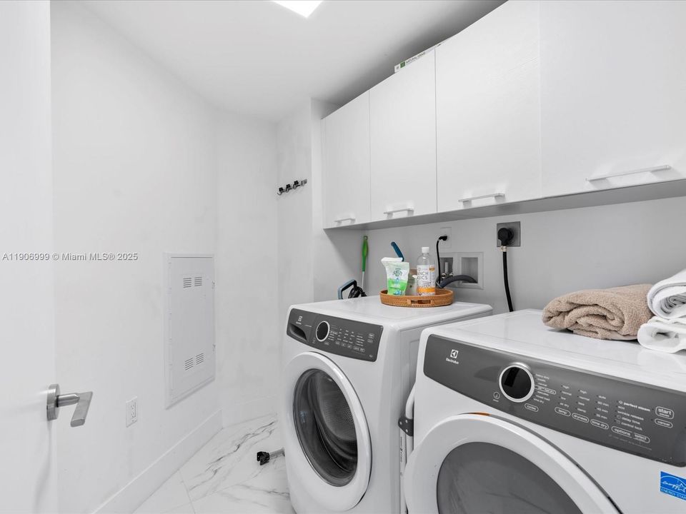 Active With Contract: $7,800 (3 beds, 3 baths, 1892 Square Feet)