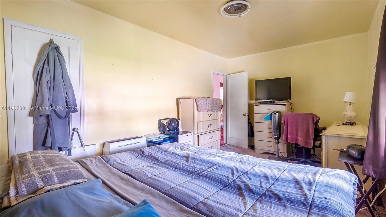 Active With Contract: $399,990 (2 beds, 1 baths, 1410 Square Feet)