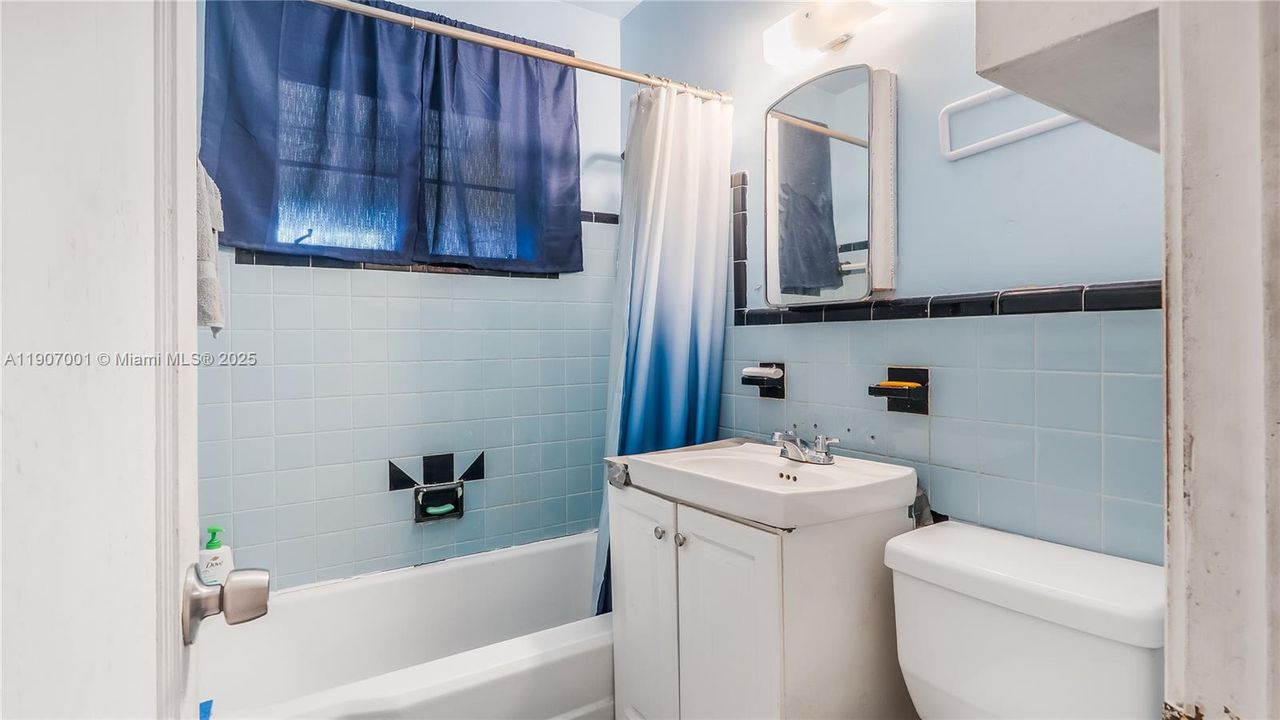 Active With Contract: $399,990 (2 beds, 1 baths, 1410 Square Feet)